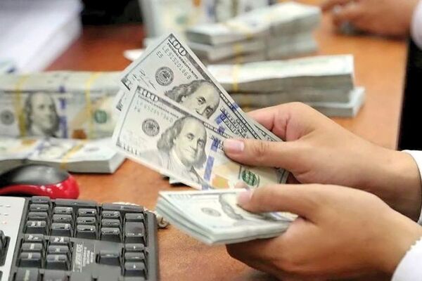 کف شکنی نرخ دلار؛ بازار ارز به دو سیگنال مثبت واکنش نشان داد