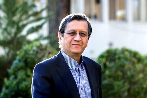 حمله کیهان به همتی: دلار را شما گران کردید؛ چرا به گردن رئیس بانک مرکزی می اندازید؟

