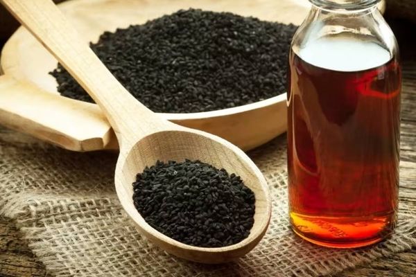 خواص درمانی و کاربردهای روغن سیاهدانه در درمان بیماری ‌ها و مراقبت از پوست و مو
