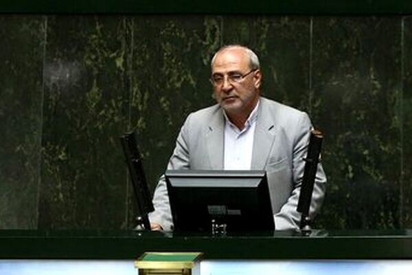 ادعای جنجالی یک نماینده مجلس بر روی آنتن زنده: همتی را روی دلار ۱۲۰ هزار تومان استیضاح کنید