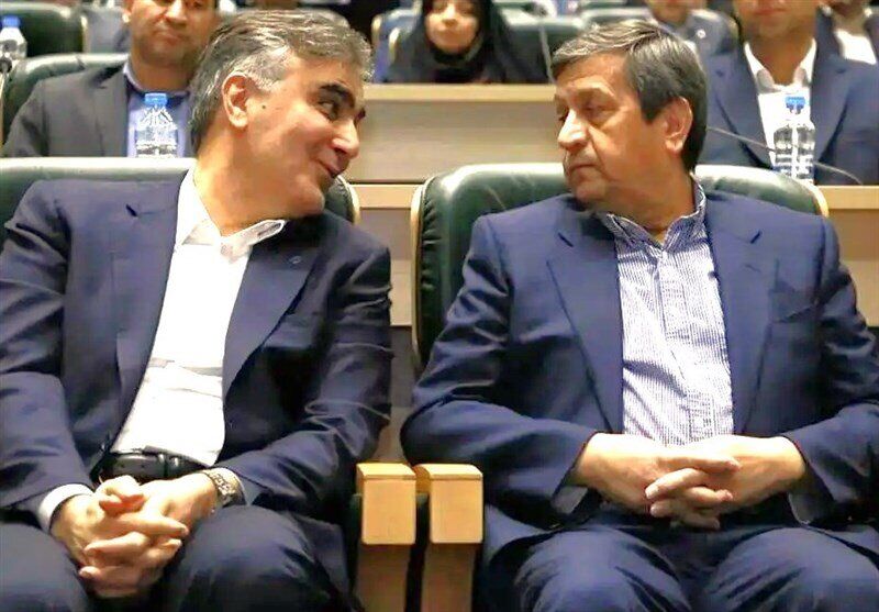 دلار رکورد تاریخی را شکست/ فرزین و همتی مسئولیت گرانی دلار را گردن می‌گیرند؟
