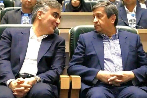 دلار رکورد تاریخی را شکست/ فرزین و همتی مسئولیت گرانی دلار را گردن می‌گیرند؟
