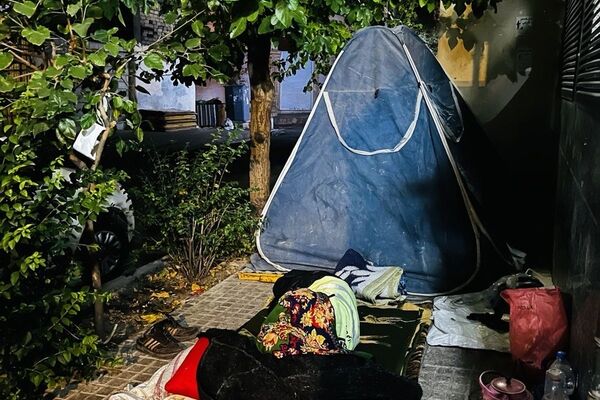 «چادر خوابی» در وسط شهر؛ علت چیست؟
