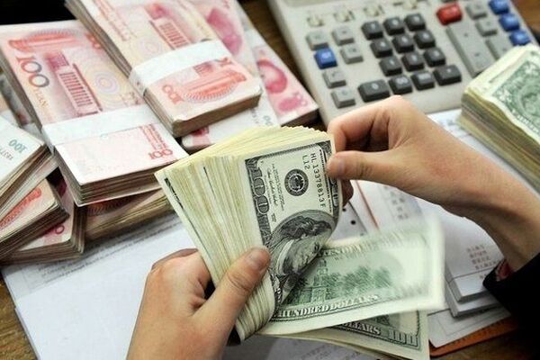 یورو ارزان‌ شد؛ دلار ثابت ماند