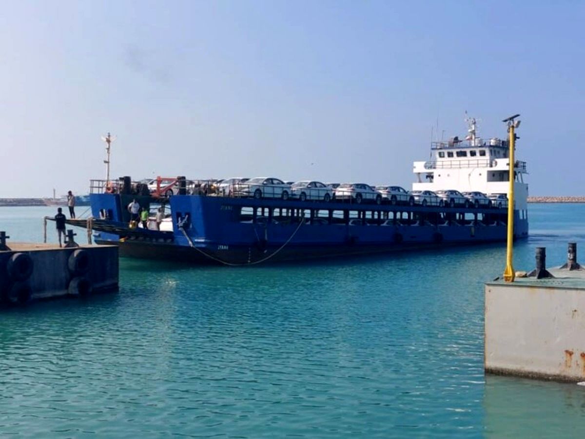 ورود دومین محموله خودروهای وارداتی به بندر سیریک
