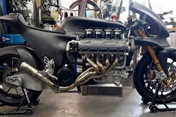 تولد یک هیولا؛ موتورسیکلت سفارشی با قلب فراری ساخته شد