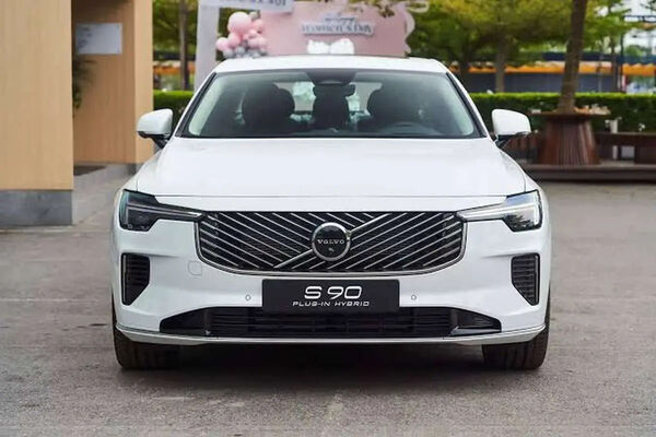 قیمت ولوو S۹۰ وارداتی ۵ میلیارد تومان کاهش پیدا کرد