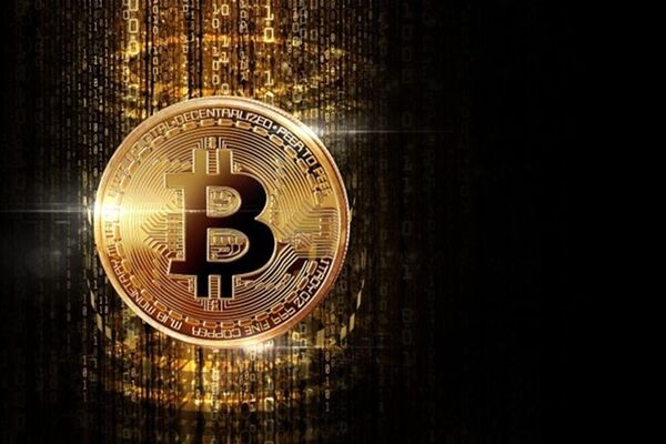 نرخ‌های تأمین مالی بیت‌کوین مثبت باقی مانده‌اند، اما خطر تغییر روند بازار وجود دارد
