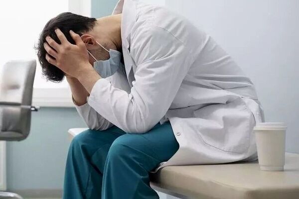 آمار تکان دهنده دولت از خودکشی پزشکان ایرانی؛ ۱۶ رزیدنت پزشکی در یک سال اخیر خودکشی کردند