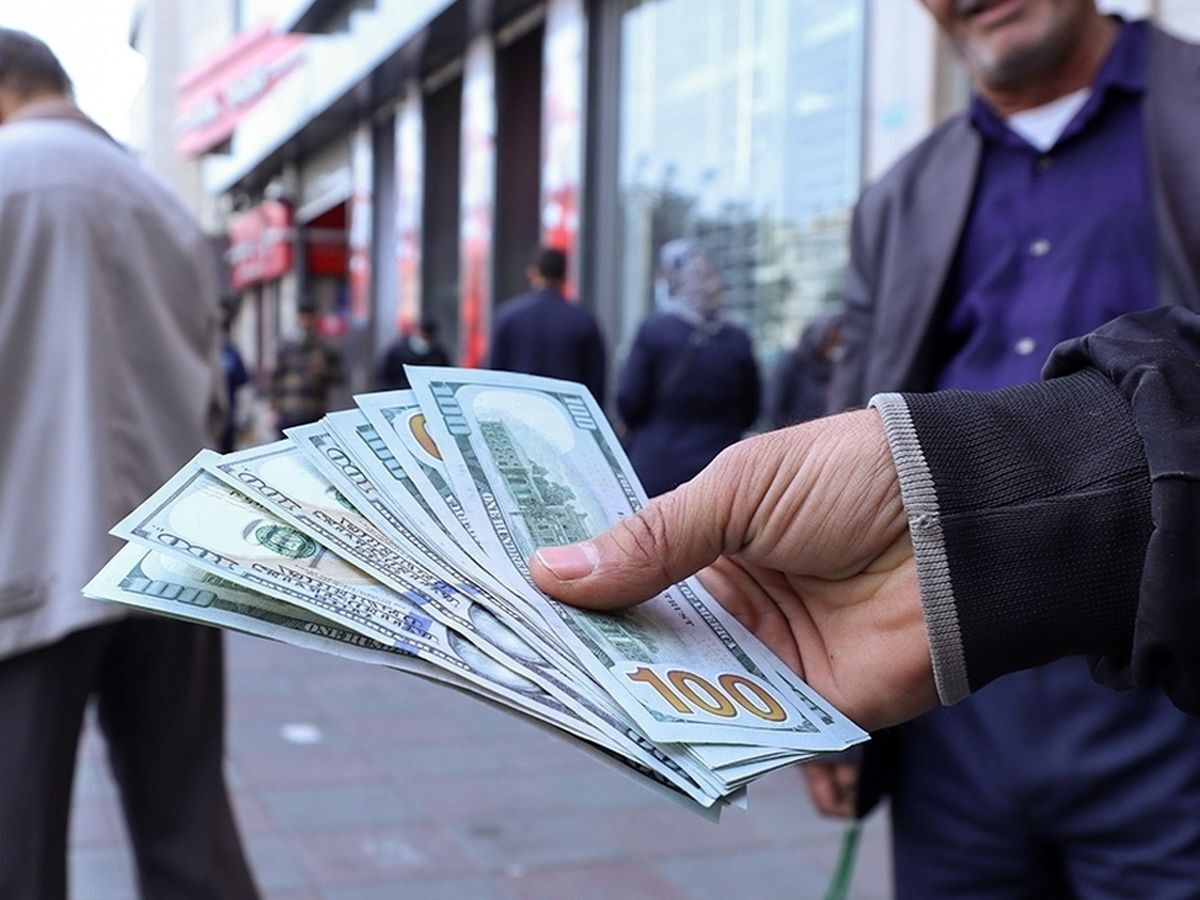 قیمت طلا، سکه و ارز در اولین روز بهمن‌؛ دلار یک کانال سقوط کرد
