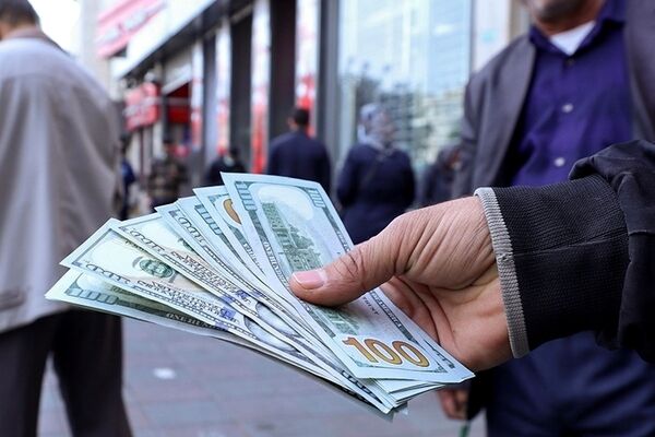 قیمت طلا، سکه و ارز در اولین روز بهمن‌؛ دلار یک کانال سقوط کرد