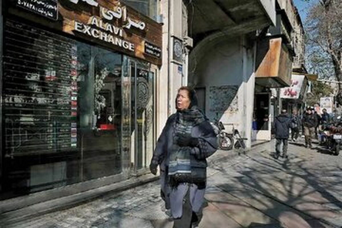 وضعیت معاملات ارز در خیابان فردوسی؛ خرید و فروش نیست/ دلال ها هم غیب شده اند