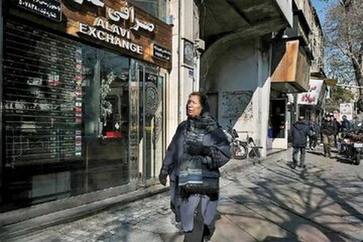 وضعیت معاملات ارز در خیابان فردوسی؛ خرید و فروش نیست/ دلال ها هم غیب شده اند