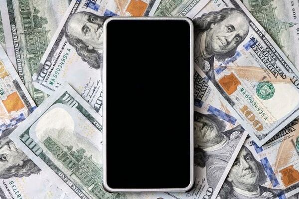 جهش قیمت گوشی های موبایل در بازار با افزایش قیمت دلار
