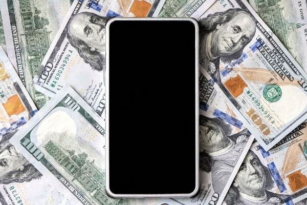 جهش قیمت گوشی های موبایل در بازار با افزایش قیمت دلار
