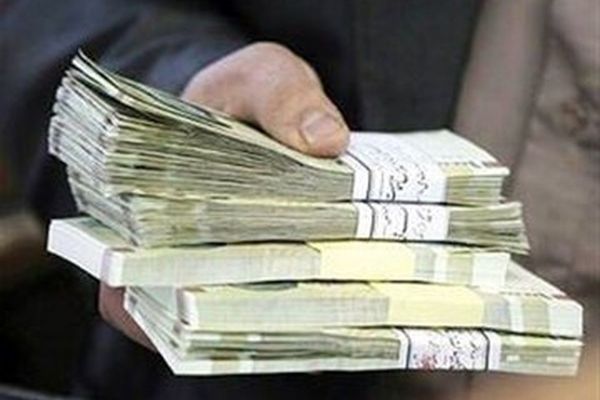 ریختن پول ایرانی در سطل زباله توسط فروشنده عرب/ ویدئو
